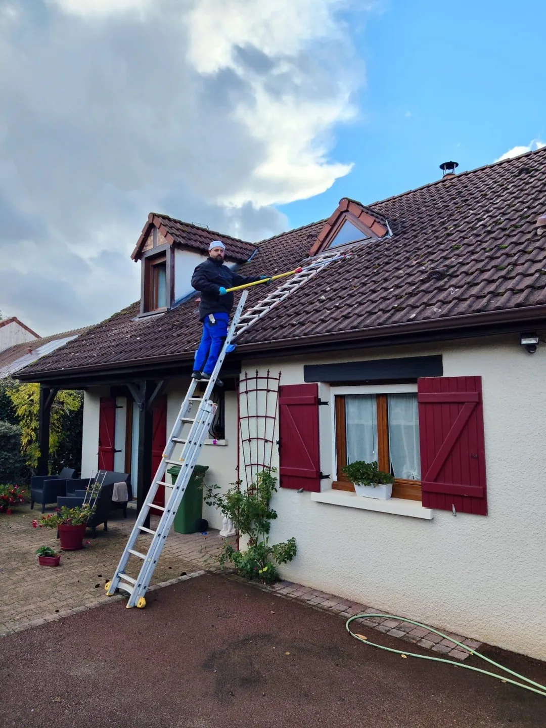 Vue d’ensemble d’une intervention de démoussage sur toiture